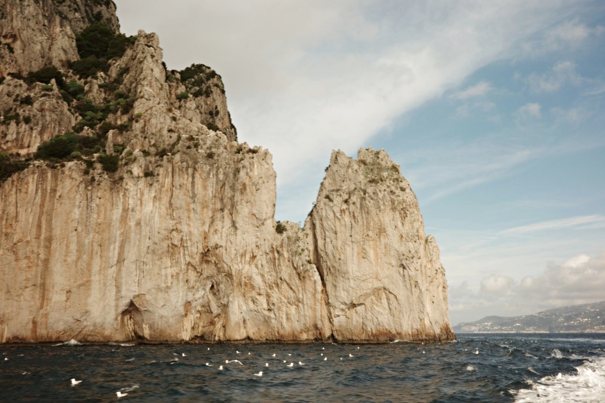 【出走。義大利】卡布里島(Capri)一日遊｜冬天值得去嗎？從蘇連多搭船前往 , 冬天參加環島船 , 山頂市區散步