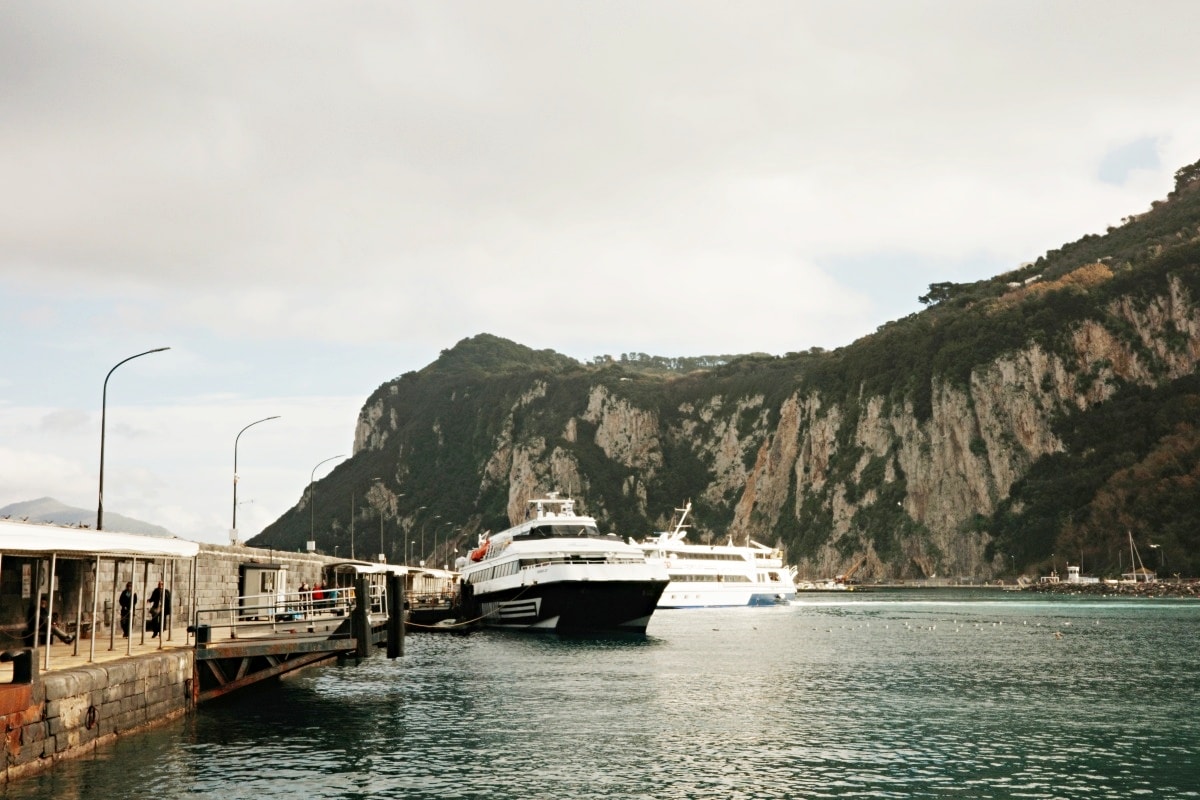 【出走。義大利】卡布里島(Capri)一日遊｜冬天值得去嗎？從蘇連多搭船前往 , 冬天參加環島船 , 山頂市區散步