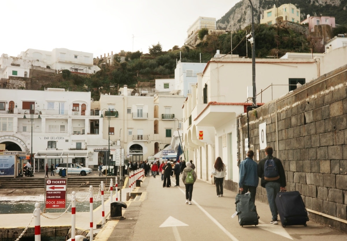 【出走。義大利】卡布里島(Capri)一日遊｜冬天值得去嗎？從蘇連多搭船前往 , 冬天參加環島船 , 山頂市區散步