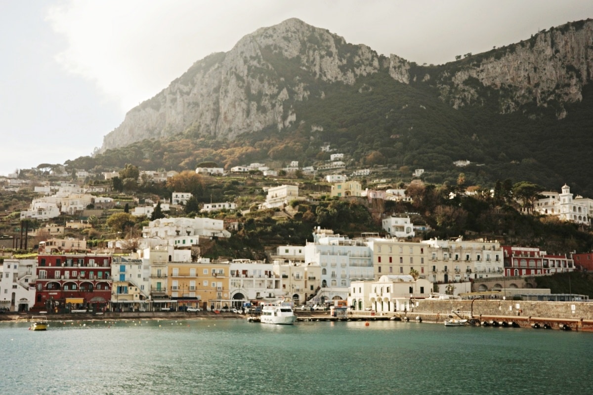 【出走。義大利】卡布里島(Capri)一日遊｜冬天值得去嗎？從蘇連多搭船前往 , 冬天參加環島船 , 山頂市區散步