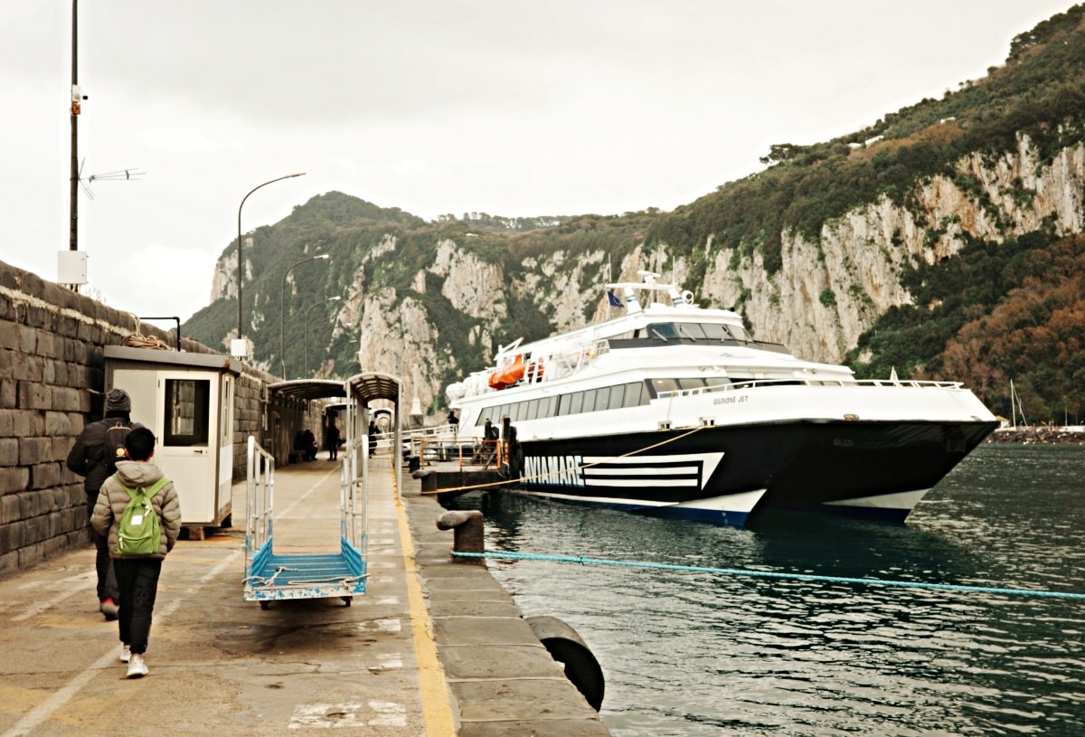 【出走。義大利】卡布里島(Capri)一日遊｜冬天值得去嗎？從蘇連多搭船前往 , 冬天參加環島船 , 山頂市區散步