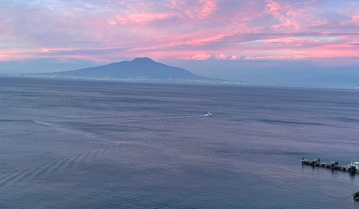 【出走。義大利】蘇連多(Sorrento)｜入住車站步行5分鐘的民宿「Grace Suites Sorrento」, 民宿對面就是米其林推薦餐廳「 Ristorante Zi’Ntonio」