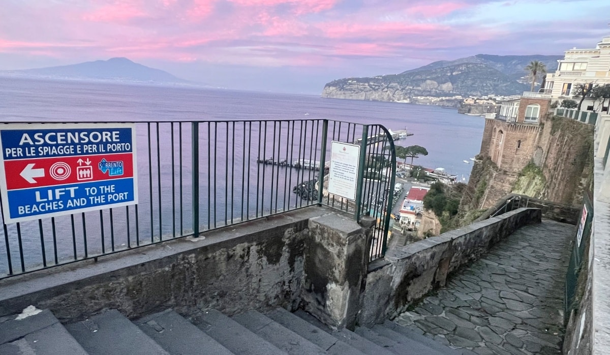 【出走。義大利】卡布里島(Capri)一日遊｜冬天值得去嗎？從蘇連多搭船前往 , 冬天參加環島船 , 山頂市區散步