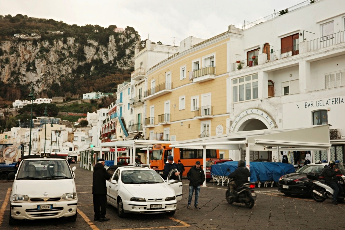 【出走。義大利】卡布里島(Capri)一日遊｜冬天值得去嗎？從蘇連多搭船前往 , 冬天參加環島船 , 山頂市區散步