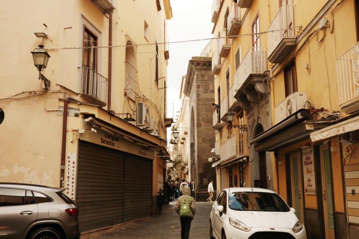 【出走。義大利】卡布里島(Capri)一日遊｜冬天值得去嗎？從蘇連多搭船前往 , 冬天參加環島船 , 山頂市區散步
