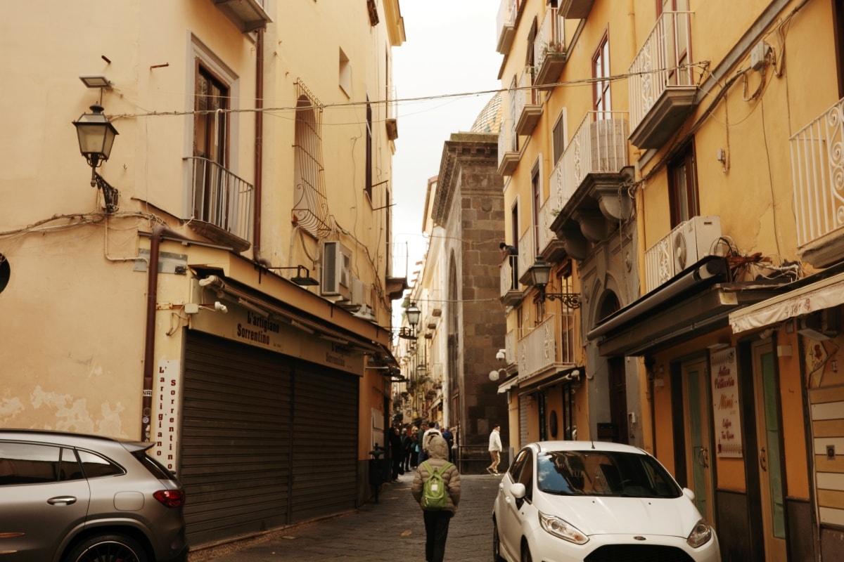 【出走。義大利】蘇連多(Sorrento)｜入住車站步行5分鐘的民宿「Grace Suites Sorrento」, 民宿對面就是米其林推薦餐廳「 Ristorante Zi’Ntonio」