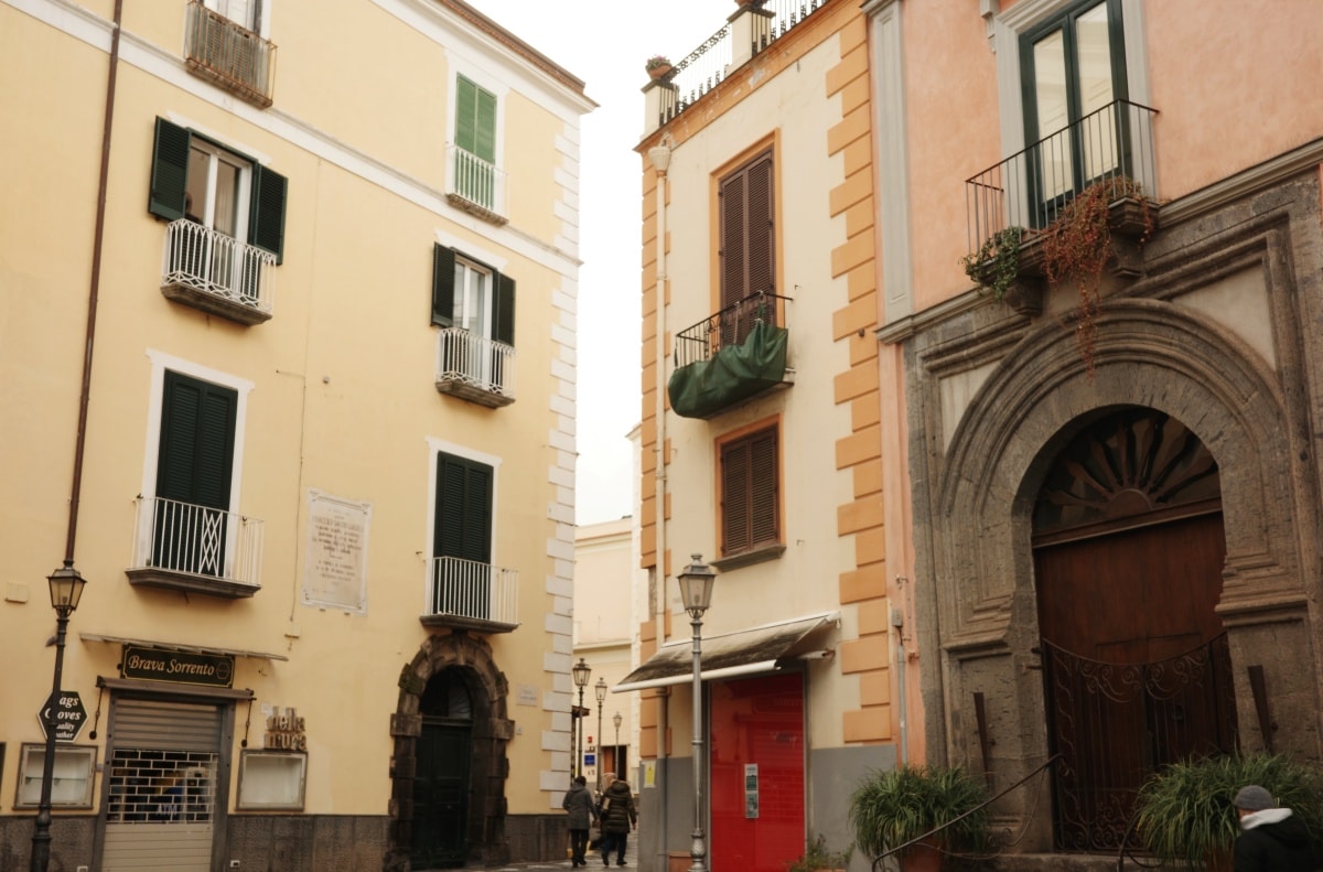 【出走。義大利】蘇連多(Sorrento)｜入住車站步行5分鐘的民宿「Grace Suites Sorrento」, 民宿對面就是米其林推薦餐廳「 Ristorante Zi’Ntonio」