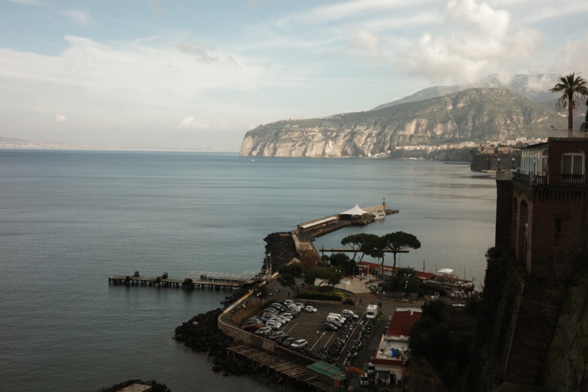 【出走。義大利】蘇連多(Sorrento)｜入住車站步行5分鐘的民宿「Grace Suites Sorrento」, 民宿對面就是米其林推薦餐廳「 Ristorante Zi’Ntonio」