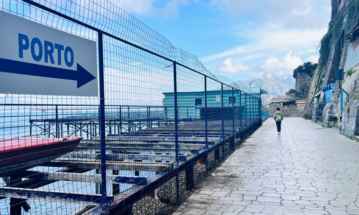 【出走。義大利】卡布里島(Capri)一日遊｜冬天值得去嗎？從蘇連多搭船前往 , 冬天參加環島船 , 山頂市區散步