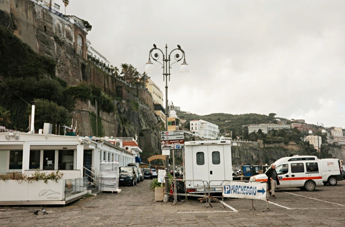 【出走。義大利】卡布里島(Capri)一日遊｜冬天值得去嗎？從蘇連多搭船前往 , 冬天參加環島船 , 山頂市區散步