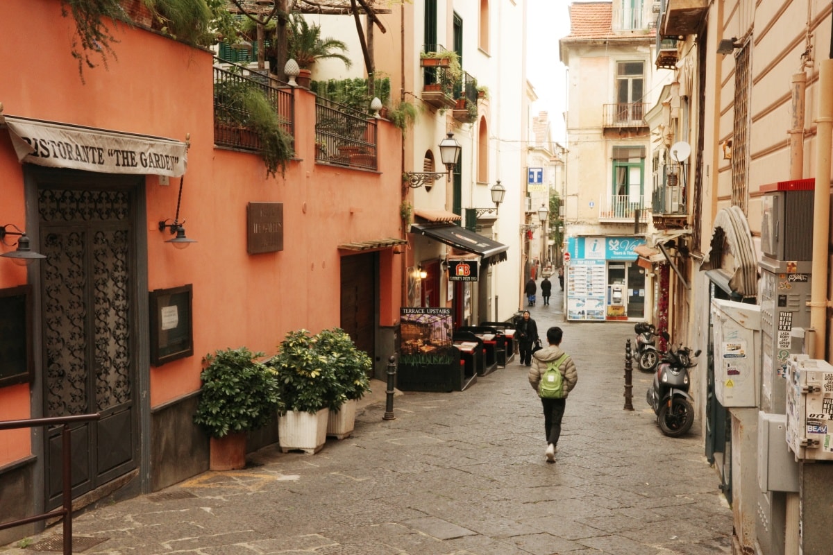 【出走。義大利】蘇連多(Sorrento)｜入住車站步行5分鐘的民宿「Grace Suites Sorrento」, 民宿對面就是米其林推薦餐廳「 Ristorante Zi’Ntonio」
