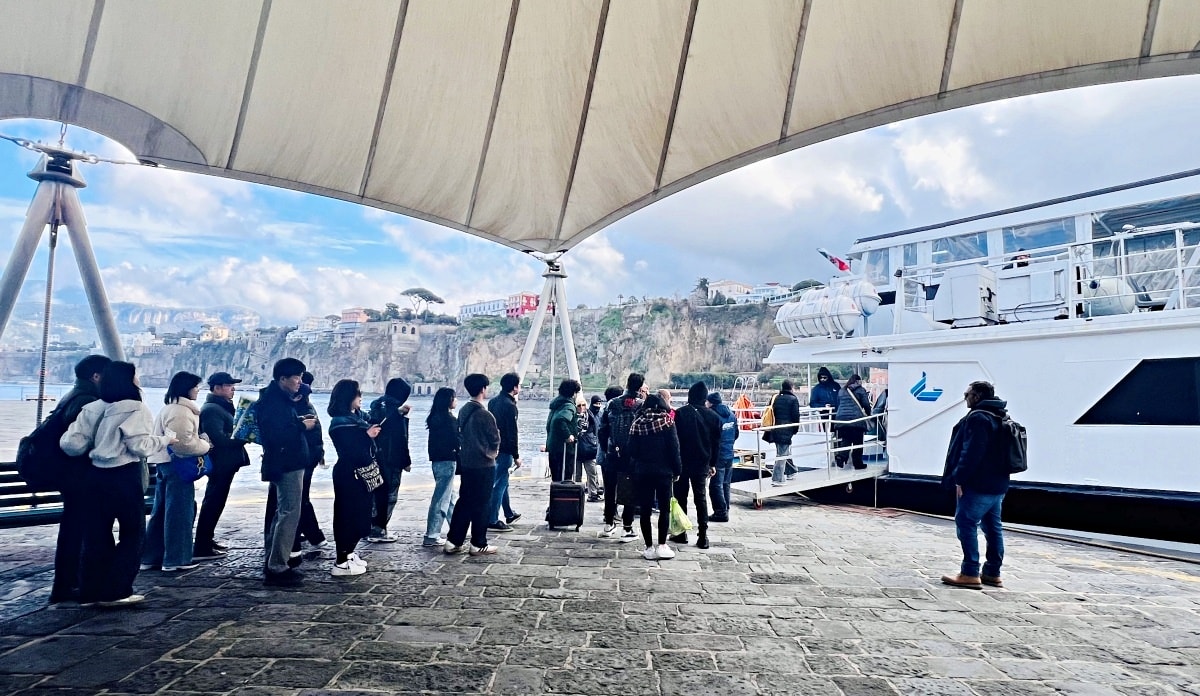 【出走。義大利】卡布里島(Capri)一日遊｜冬天值得去嗎？從蘇連多搭船前往 , 冬天參加環島船 , 山頂市區散步