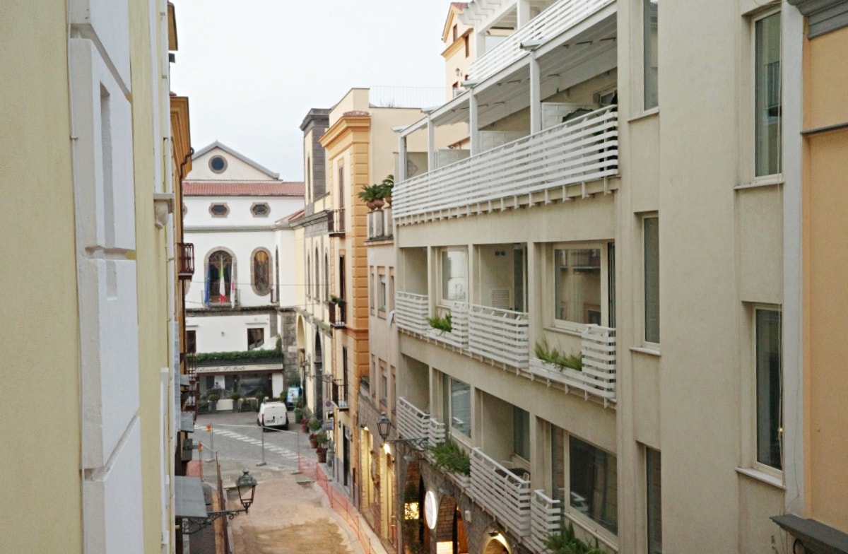【出走。義大利】蘇連多(Sorrento)｜入住車站步行5分鐘的民宿「Grace Suites Sorrento」, 民宿對面就是米其林推薦餐廳「 Ristorante Zi’Ntonio」