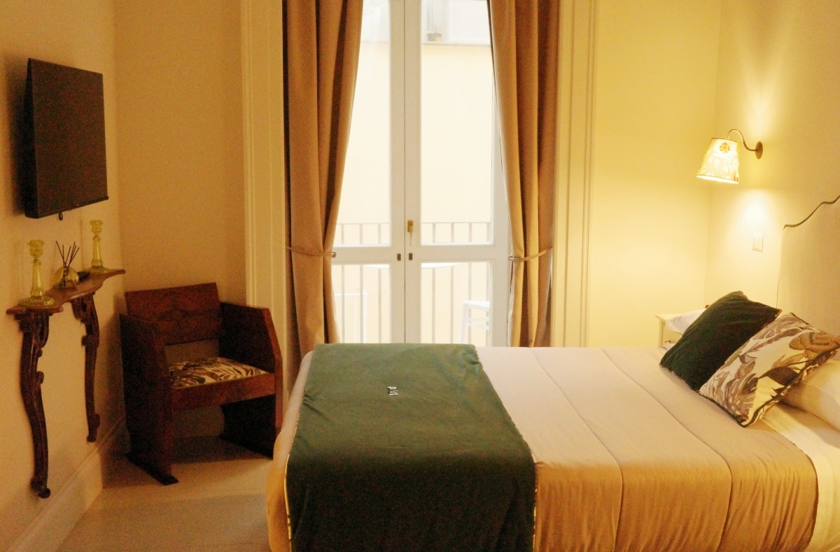 【出走。義大利】蘇連多(Sorrento)｜入住車站步行5分鐘的民宿「Grace Suites Sorrento」, 民宿對面就是米其林推薦餐廳「 Ristorante Zi’Ntonio」