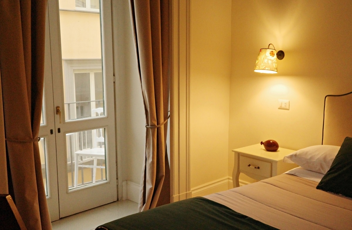 【出走。義大利】蘇連多(Sorrento)｜入住車站步行5分鐘的民宿「Grace Suites Sorrento」, 民宿對面就是米其林推薦餐廳「 Ristorante Zi’Ntonio」