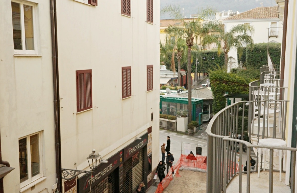 【出走。義大利】蘇連多(Sorrento)｜入住車站步行5分鐘的民宿「Grace Suites Sorrento」, 民宿對面就是米其林推薦餐廳「 Ristorante Zi’Ntonio」