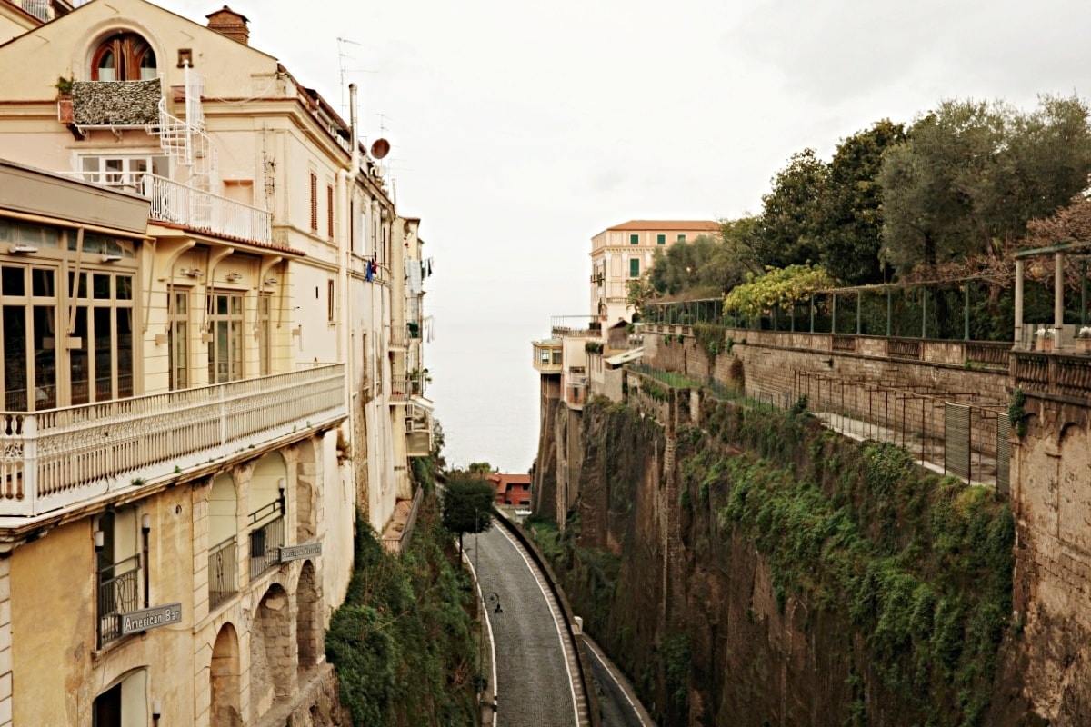 【出走。義大利】蘇連多(Sorrento)｜入住車站步行5分鐘的民宿「Grace Suites Sorrento」, 民宿對面就是米其林推薦餐廳「 Ristorante Zi’Ntonio」