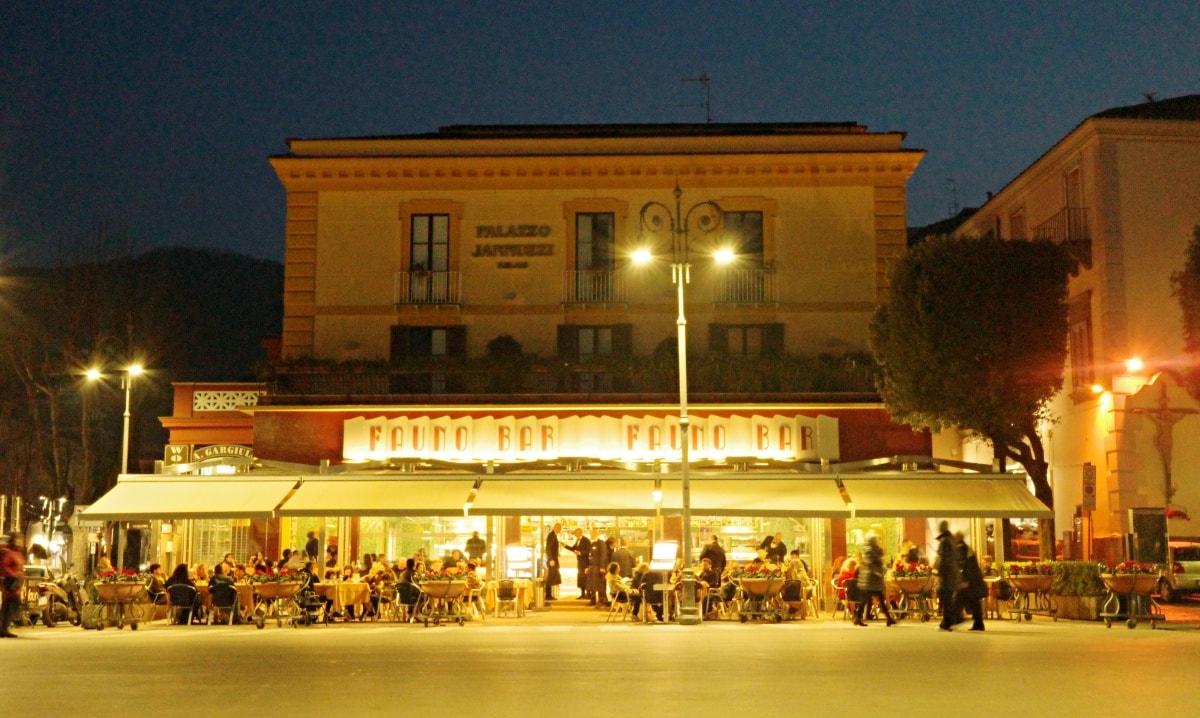 【出走。義大利】蘇連多(Sorrento)｜入住車站步行5分鐘的民宿「Grace Suites Sorrento」, 民宿對面就是米其林推薦餐廳「 Ristorante Zi’Ntonio」