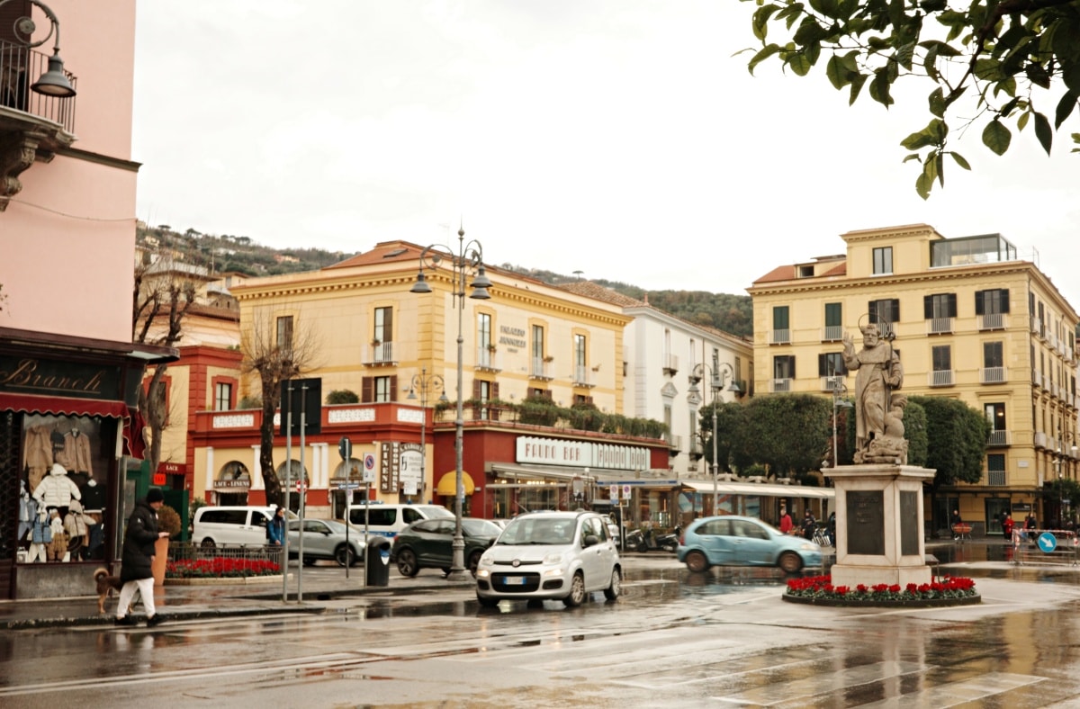 【出走。義大利】蘇連多(Sorrento)｜入住車站步行5分鐘的民宿「Grace Suites Sorrento」, 民宿對面就是米其林推薦餐廳「 Ristorante Zi’Ntonio」