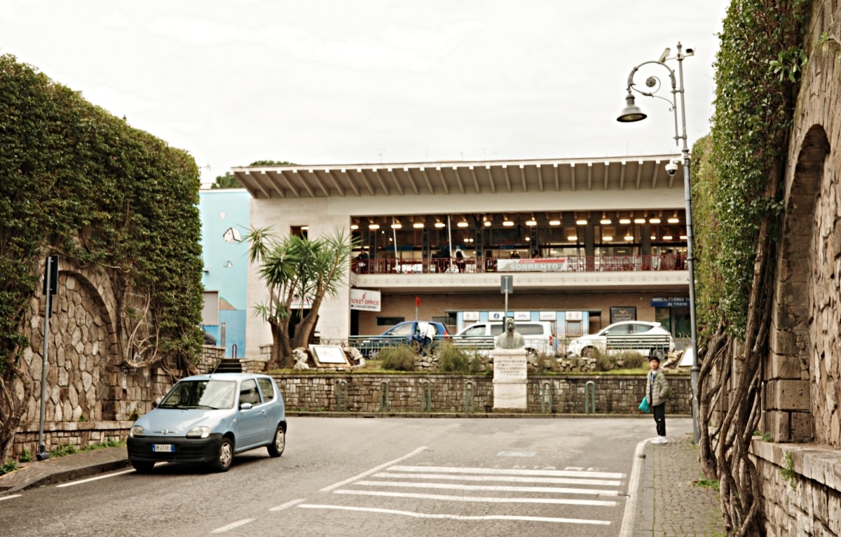 【出走。義大利】蘇連多(Sorrento)｜入住車站步行5分鐘的民宿「Grace Suites Sorrento」, 民宿對面就是米其林推薦餐廳「 Ristorante Zi’Ntonio」