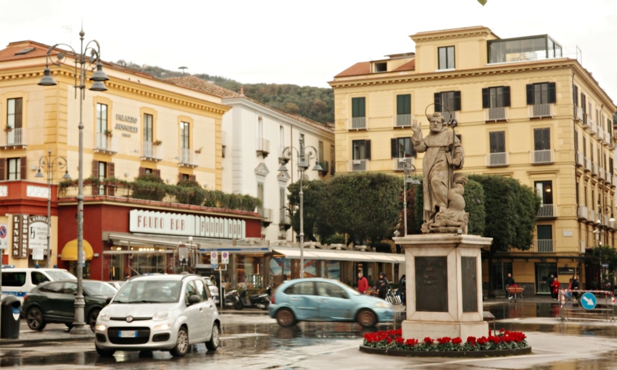 【出走。義大利】蘇連多(Sorrento)｜入住車站步行5分鐘的民宿「Grace Suites Sorrento」, 民宿對面就是米其林推薦餐廳「 Ristorante Zi’Ntonio」