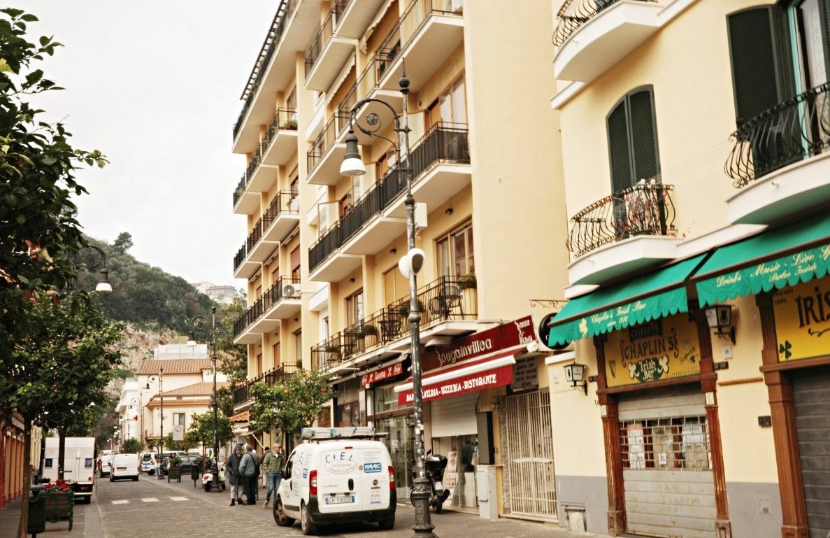 【出走。義大利】蘇連多(Sorrento)｜入住車站步行5分鐘的民宿「Grace Suites Sorrento」, 民宿對面就是米其林推薦餐廳「 Ristorante Zi’Ntonio」