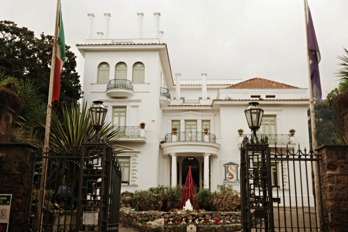 【出走。義大利】蘇連多(Sorrento)｜入住車站步行5分鐘的民宿「Grace Suites Sorrento」, 民宿對面就是米其林推薦餐廳「 Ristorante Zi’Ntonio」