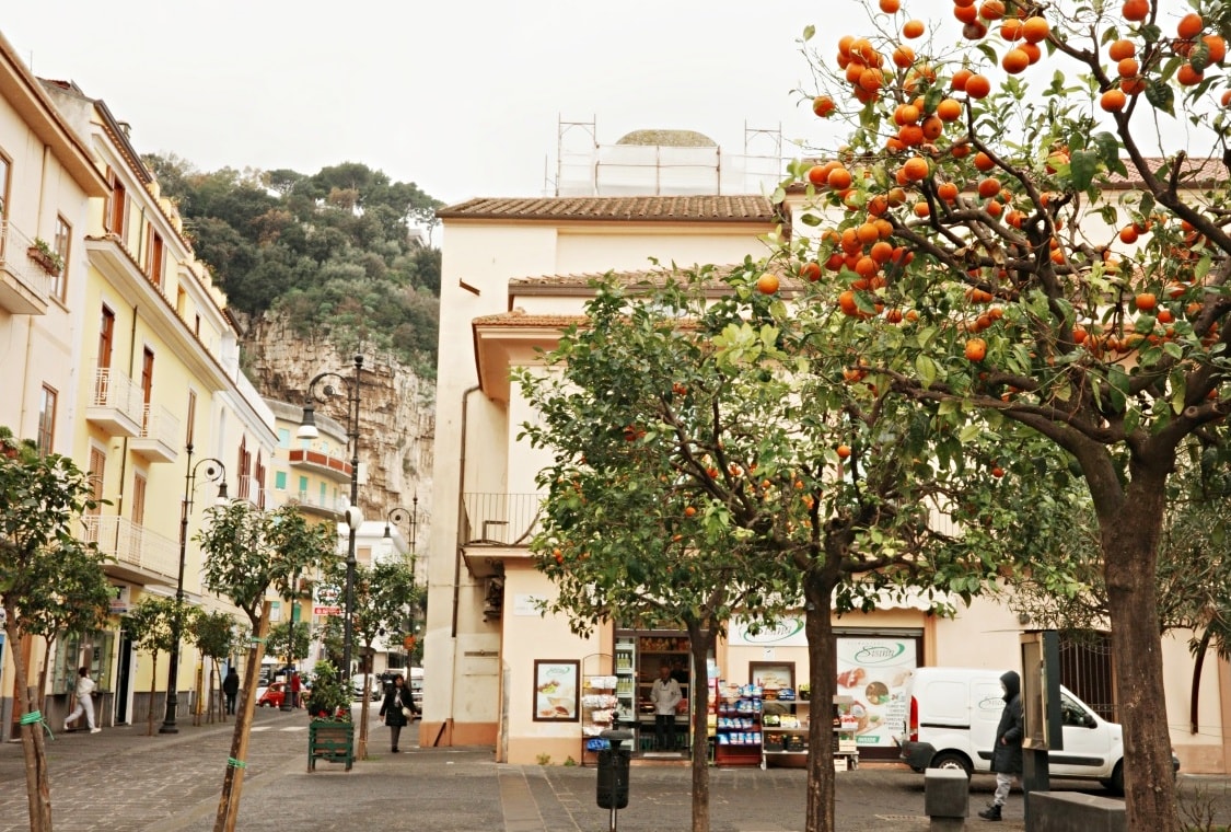 【出走。義大利】蘇連多(Sorrento)｜入住車站步行5分鐘的民宿「Grace Suites Sorrento」, 民宿對面就是米其林推薦餐廳「 Ristorante Zi’Ntonio」