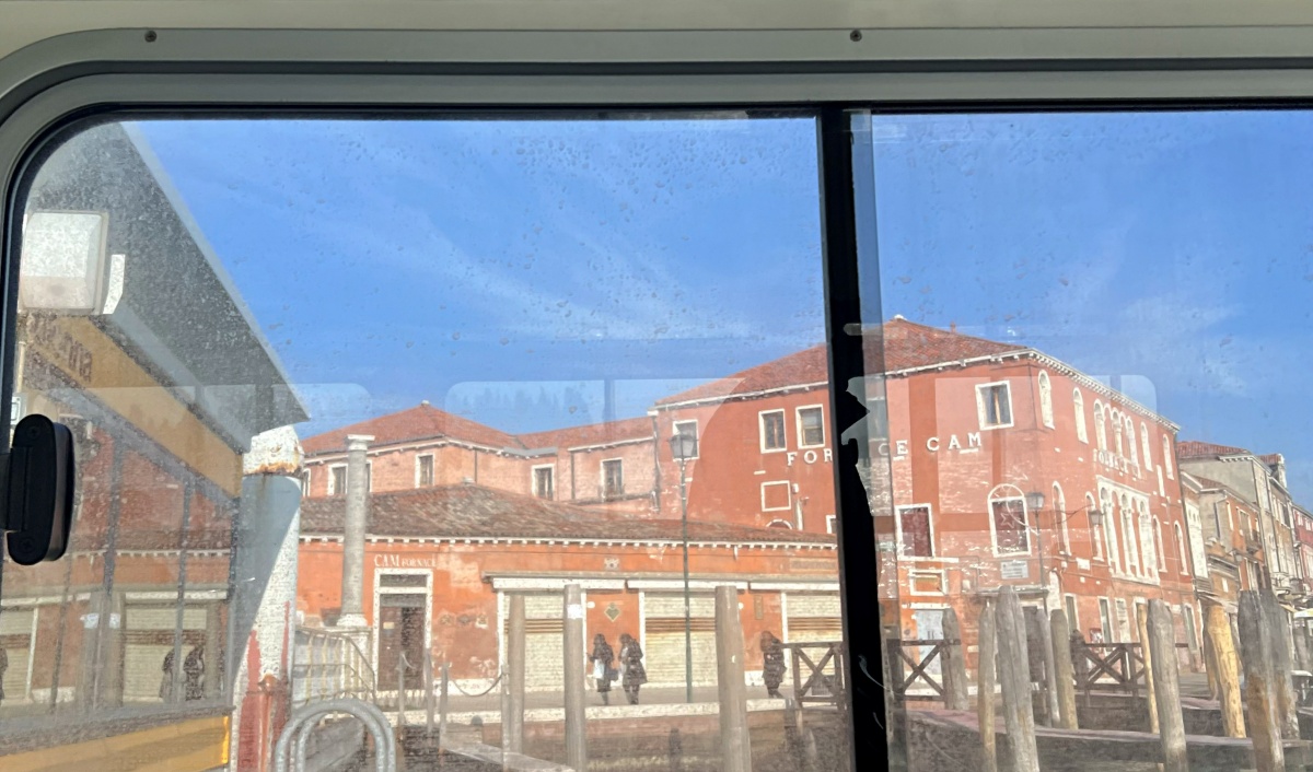 【出走。義大利】威尼斯(Venice)5天4夜|第一次搭乘威尼斯「水上巴士」就上手 , 從「聖露西亞車站(Venezia Santa Lucia)」輕鬆前往「彩色島(Burano)」 - 第39張圖 【出走。義大利】威尼斯(Venice)5天4夜|第一次搭乘威尼斯「水上巴士」就上手 , 從「聖露西亞車站(Venezia Santa Lucia)」輕鬆前往「彩色島(Burano)」