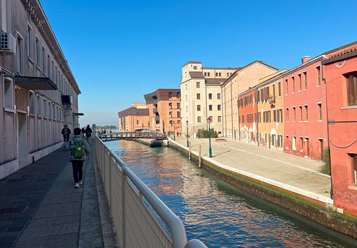 【出走。義大利】威尼斯(Venice)5天4夜|第一次搭乘威尼斯「水上巴士」就上手 , 從「聖露西亞車站(Venezia Santa Lucia)」輕鬆前往「玻璃島(Murano)」 - 第33張圖 【出走。義大利】威尼斯(Venice)5天4夜|第一次搭乘威尼斯「水上巴士」就上手 , 從「聖露西亞車站(Venezia Santa Lucia)」輕鬆前往「玻璃島(Murano)」