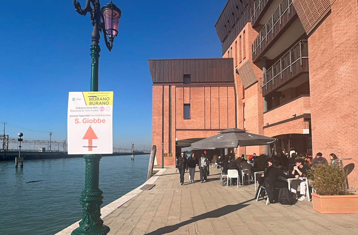 【出走。義大利】威尼斯(Venice)5天4夜|第一次搭乘威尼斯「水上巴士」就上手 , 從「聖露西亞車站(Venezia Santa Lucia)」輕鬆前往「彩色島(Burano)」 - 第24張圖 【出走。義大利】威尼斯(Venice)5天4夜|第一次搭乘威尼斯「水上巴士」就上手 , 從「聖露西亞車站(Venezia Santa Lucia)」輕鬆前往「彩色島(Burano)」