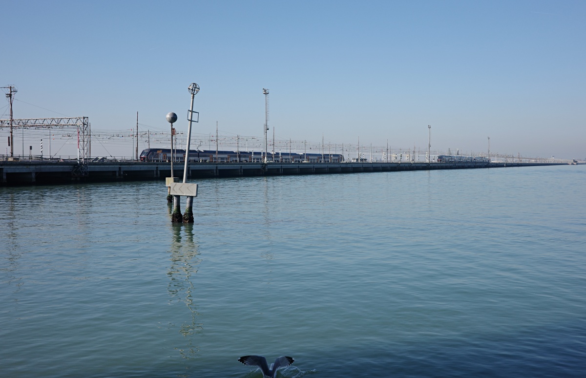 【出走。義大利】威尼斯(Venice)5天4夜|第一次搭乘威尼斯「水上巴士」就上手 , 從「聖露西亞車站(Venezia Santa Lucia)」輕鬆前往「彩色島(Burano)」 - 第21張圖 【出走。義大利】威尼斯(Venice)5天4夜|第一次搭乘威尼斯「水上巴士」就上手 , 從「聖露西亞車站(Venezia Santa Lucia)」輕鬆前往「彩色島(Burano)」
