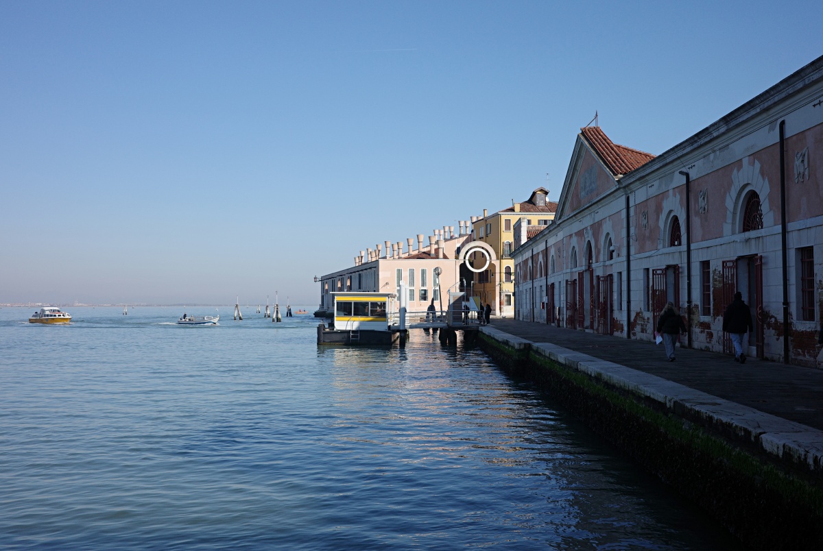 【出走。義大利】威尼斯(Venice)5天4夜|第一次搭乘威尼斯「水上巴士」就上手 , 從「聖露西亞車站(Venezia Santa Lucia)」輕鬆前往「彩色島(Burano)」 - 第26張圖 【出走。義大利】威尼斯(Venice)5天4夜|第一次搭乘威尼斯「水上巴士」就上手 , 從「聖露西亞車站(Venezia Santa Lucia)」輕鬆前往「彩色島(Burano)」