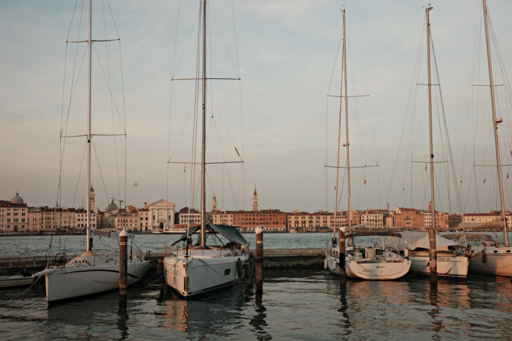【出走。義大利】威尼斯(Venice)5天4夜|第一次搭乘威尼斯「水上巴士」就上手 , 從「聖露西亞車站(Venezia Santa Lucia)」輕鬆前往「聖喬治馬焦雷島(San Giorgio Maggiore)」 - 第15張圖 【出走。義大利】威尼斯(Venice)5天4夜|第一次搭乘威尼斯「水上巴士」就上手 , 從「聖露西亞車站(Venezia Santa Lucia)」輕鬆前往「聖喬治馬焦雷島(San Giorgio Maggiore)」