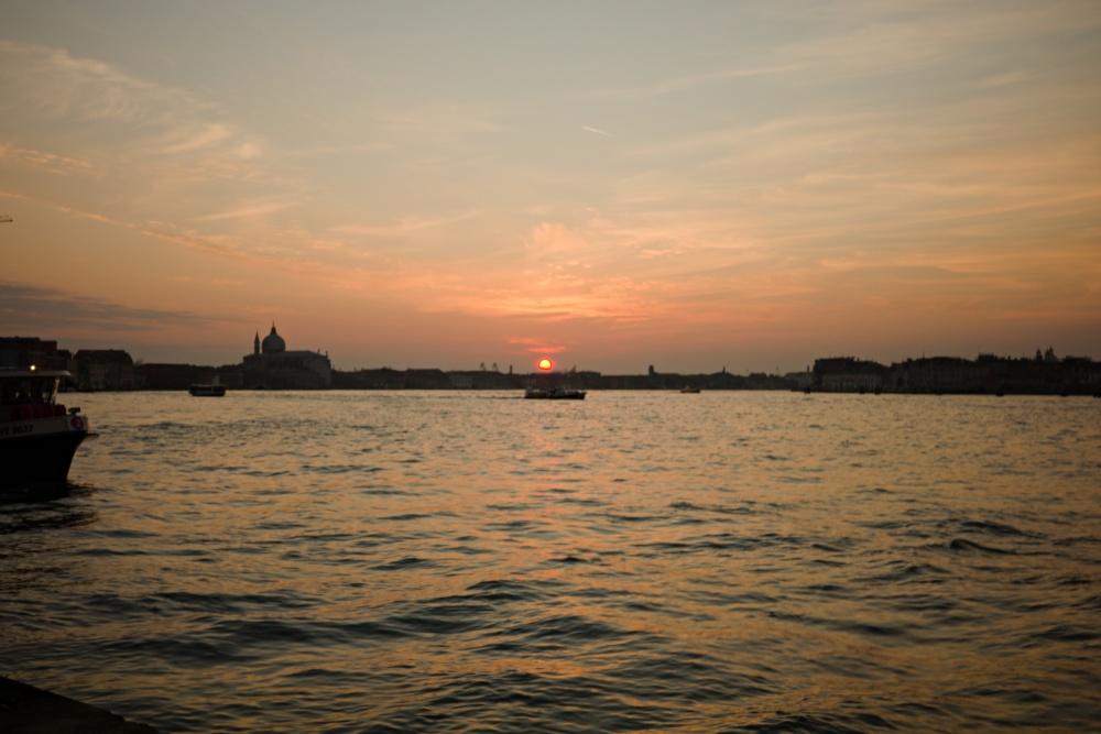 【出走。義大利】威尼斯(Venice)5天4夜|第一次搭乘威尼斯「水上巴士」就上手 , 從「聖露西亞車站(Venezia Santa Lucia)」輕鬆前往「聖喬治馬焦雷島(San Giorgio Maggiore)」 - 第46張圖 【出走。義大利】威尼斯(Venice)5天4夜|第一次搭乘威尼斯「水上巴士」就上手 , 從「聖露西亞車站(Venezia Santa Lucia)」輕鬆前往「聖喬治馬焦雷島(San Giorgio Maggiore)」