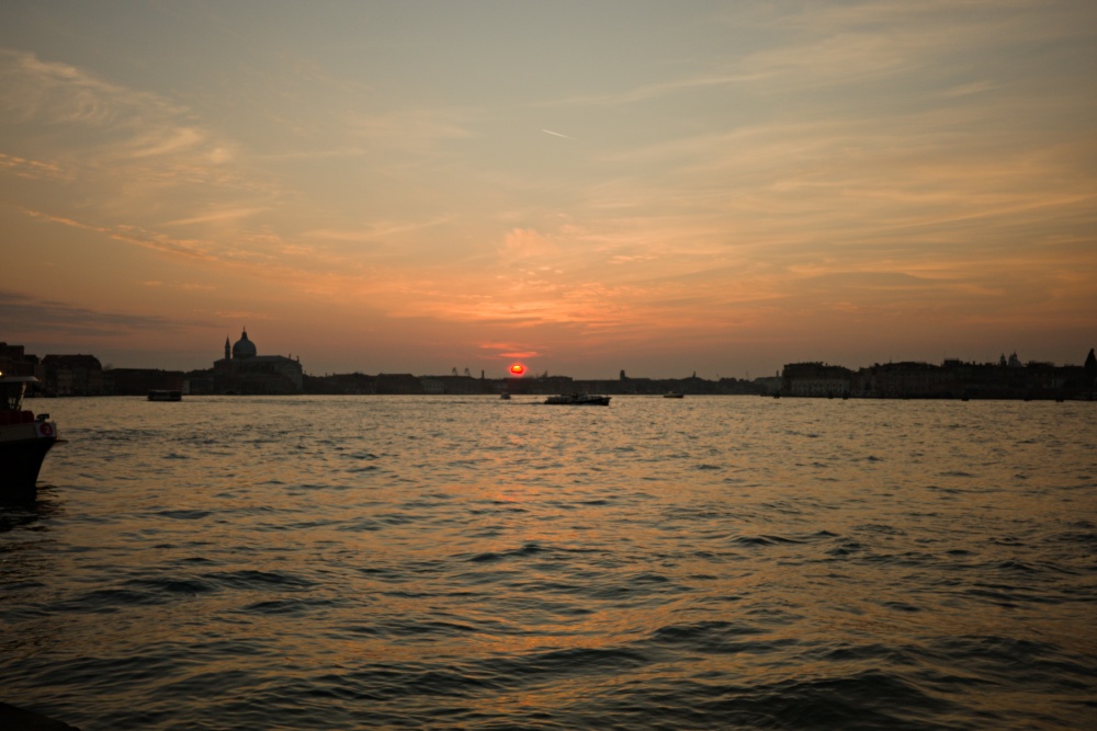 【出走。義大利】威尼斯(Venice)5天4夜|第一次搭乘威尼斯「水上巴士」就上手 , 從「聖露西亞車站(Venezia Santa Lucia)」輕鬆前往「聖喬治馬焦雷島(San Giorgio Maggiore)」 - 第47張圖 【出走。義大利】威尼斯(Venice)5天4夜|第一次搭乘威尼斯「水上巴士」就上手 , 從「聖露西亞車站(Venezia Santa Lucia)」輕鬆前往「聖喬治馬焦雷島(San Giorgio Maggiore)」