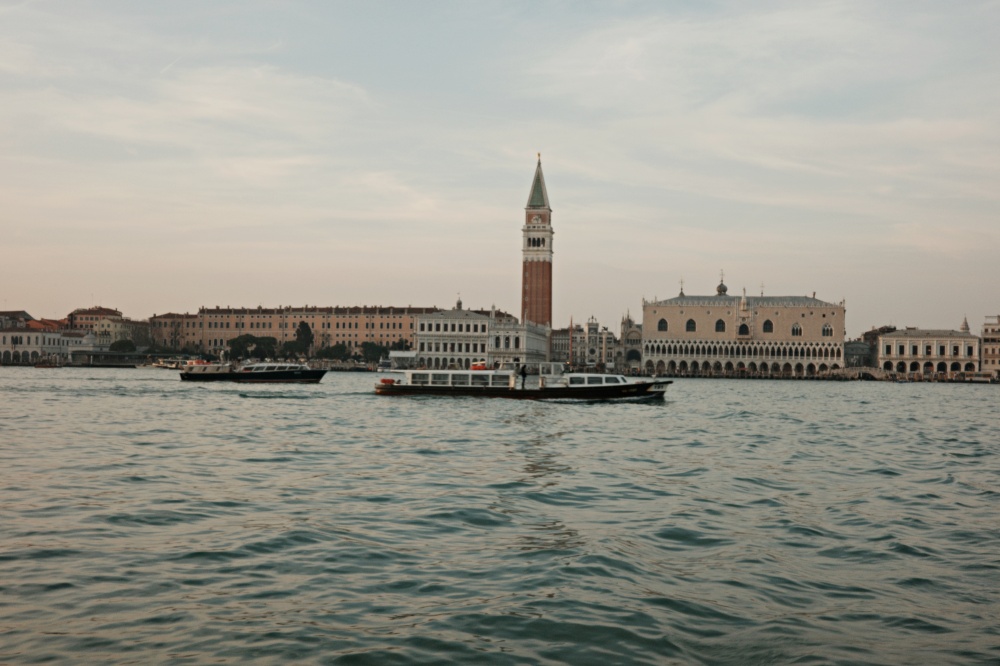 【出走。義大利】威尼斯(Venice)5天4夜|第一次搭乘威尼斯「水上巴士」就上手 , 從「聖露西亞車站(Venezia Santa Lucia)」輕鬆前往「聖喬治馬焦雷島(San Giorgio Maggiore)」 - 第42張圖 【出走。義大利】威尼斯(Venice)5天4夜|第一次搭乘威尼斯「水上巴士」就上手 , 從「聖露西亞車站(Venezia Santa Lucia)」輕鬆前往「聖喬治馬焦雷島(San Giorgio Maggiore)」