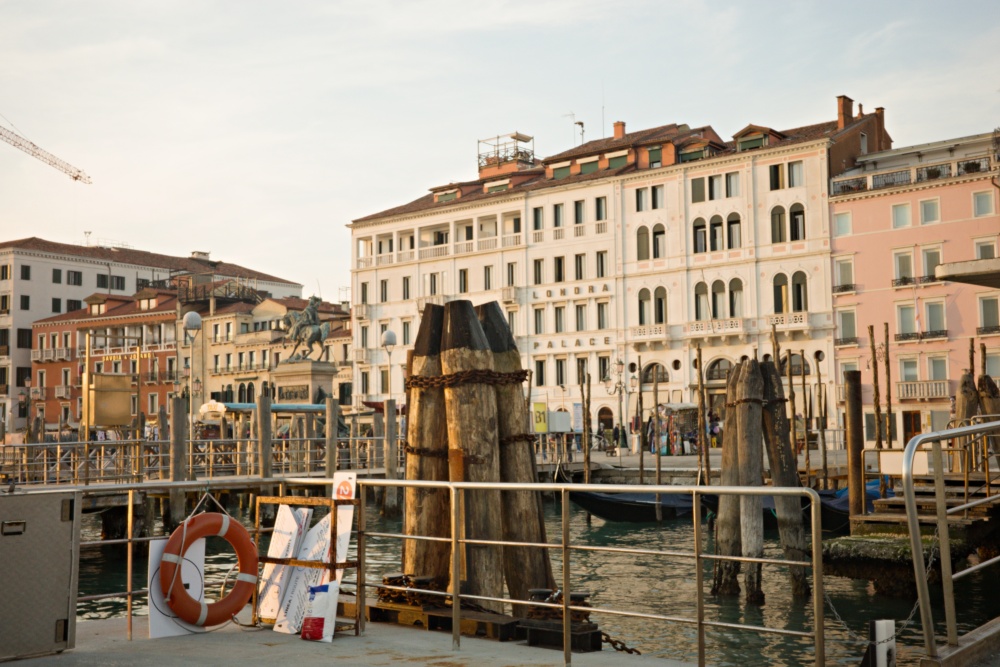【出走。義大利】威尼斯(Venice)5天4夜|第一次搭乘威尼斯「水上巴士」就上手 , 從「聖露西亞車站(Venezia Santa Lucia)」輕鬆前往「聖喬治馬焦雷島(San Giorgio Maggiore)」 - 第33張圖 【出走。義大利】威尼斯(Venice)5天4夜|第一次搭乘威尼斯「水上巴士」就上手 , 從「聖露西亞車站(Venezia Santa Lucia)」輕鬆前往「聖喬治馬焦雷島(San Giorgio Maggiore)」