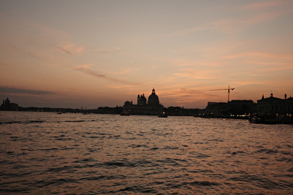 【出走。義大利】威尼斯(Venice)5天4夜|第一次搭乘威尼斯「水上巴士」就上手 , 從「聖露西亞車站(Venezia Santa Lucia)」輕鬆前往「聖喬治馬焦雷島(San Giorgio Maggiore)」 - 第53張圖 【出走。義大利】威尼斯(Venice)5天4夜|第一次搭乘威尼斯「水上巴士」就上手 , 從「聖露西亞車站(Venezia Santa Lucia)」輕鬆前往「聖喬治馬焦雷島(San Giorgio Maggiore)」