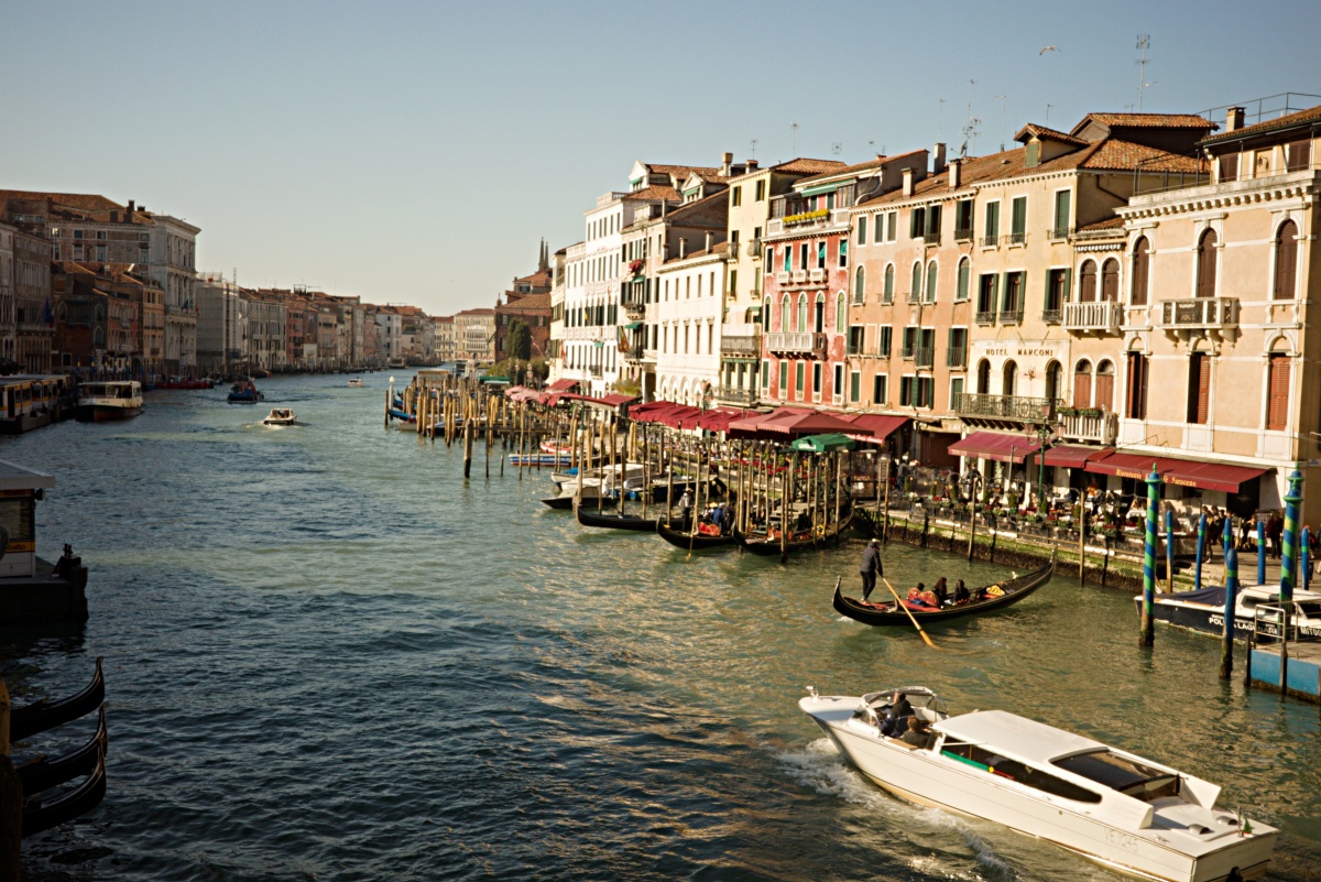 【出走。義大利】威尼斯(Venice)5天4夜|第一次搭乘威尼斯「水上巴士」就上手 , 從「聖露西亞車站(Venezia Santa Lucia)」輕鬆前往「聖喬治馬焦雷島(San Giorgio Maggiore)」 - 第3張圖 【出走。義大利】威尼斯(Venice)5天4夜|第一次搭乘威尼斯「水上巴士」就上手 , 從「聖露西亞車站(Venezia Santa Lucia)」輕鬆前往「聖喬治馬焦雷島(San Giorgio Maggiore)」