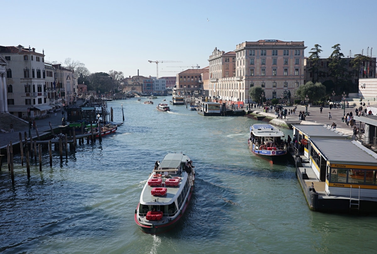 【出走。義大利】威尼斯(Venice)5天4夜|第一次搭乘威尼斯「水上巴士」就上手 , 從「聖露西亞車站(Venezia Santa Lucia)」輕鬆前往「聖喬治馬焦雷島(San Giorgio Maggiore)」 - 第17張圖 【出走。義大利】威尼斯(Venice)5天4夜|第一次搭乘威尼斯「水上巴士」就上手 , 從「聖露西亞車站(Venezia Santa Lucia)」輕鬆前往「聖喬治馬焦雷島(San Giorgio Maggiore)」