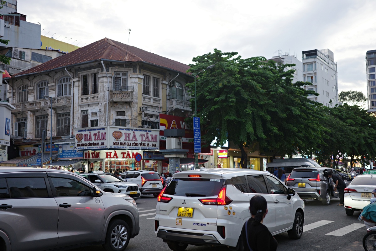 【出走。越南胡志明】胡志明市交通攻略｜隨上隨下觀光巴士、Grab叫車、胡志明市首條地鐵「都市鐵路1號線(L1)」, 輕鬆遊玩越南第一大城與經濟金融中心