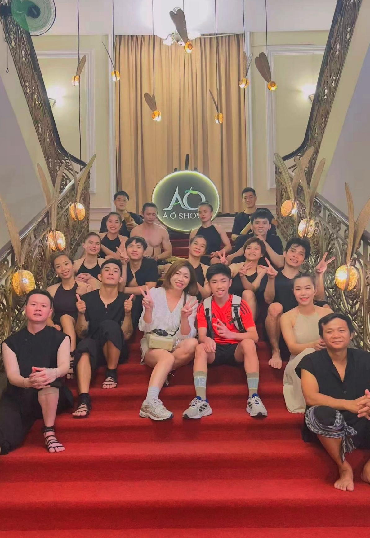 【出走。越南】越南 Lune Production 竹子舞表演｜越南版太陽馬戲團「胡志明 A O Show」×「會安 Teh Dar」 , 兩場演出一次比較