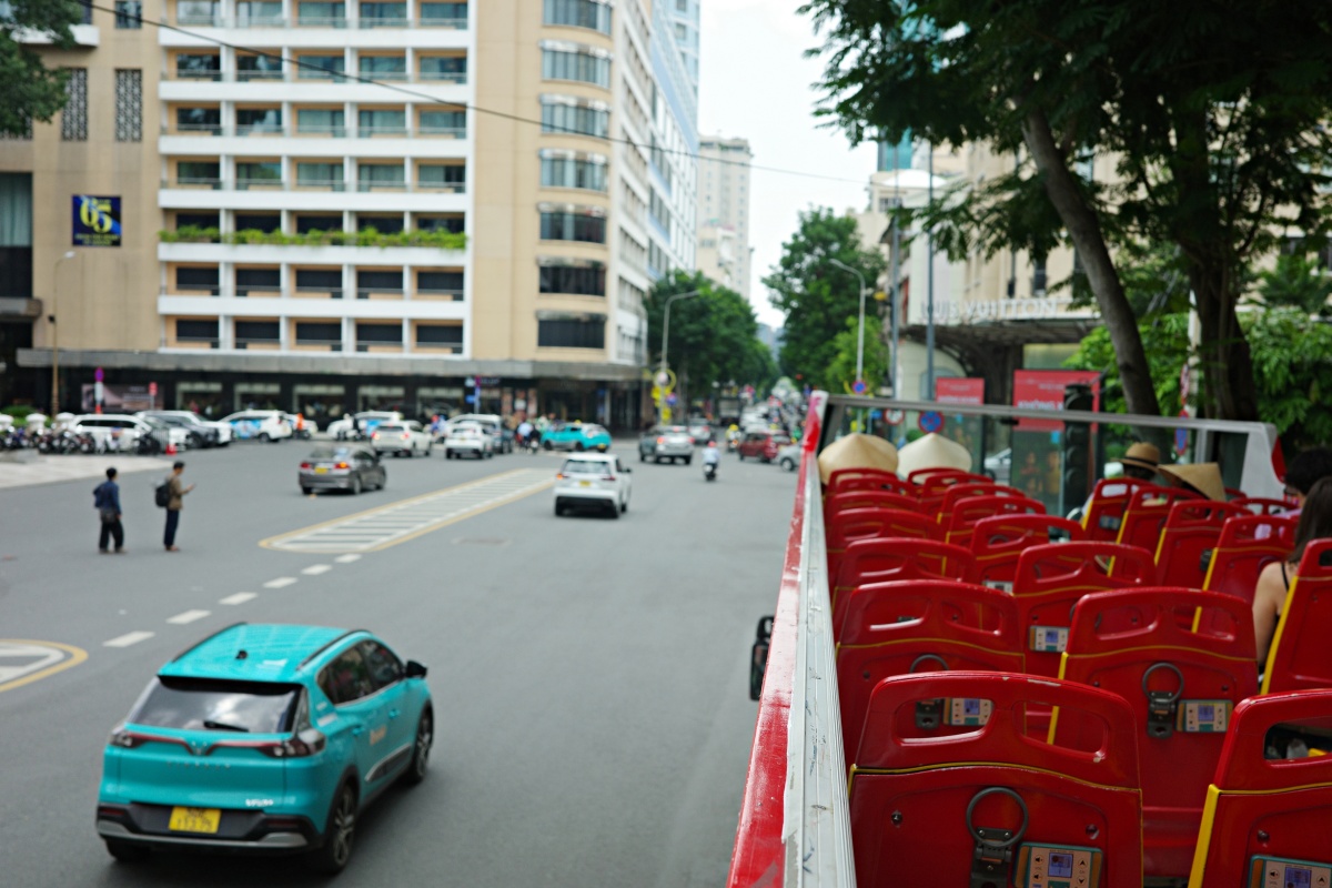 【出走。越南胡志明】胡志明市交通攻略｜隨上隨下觀光巴士、Grab叫車、胡志明市首條地鐵「都市鐵路1號線(L1)」, 輕鬆遊玩越南第一大城與經濟金融中心