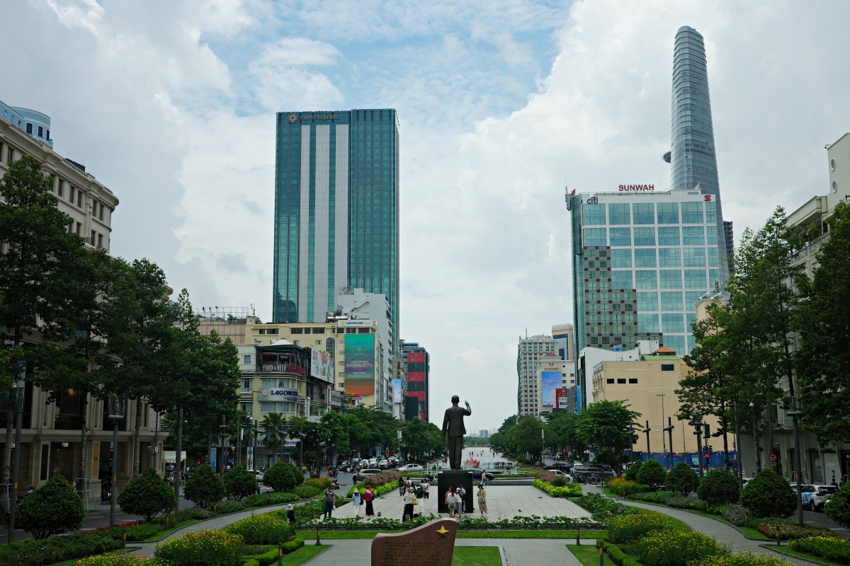 【出走。越南胡志明】胡志明市交通攻略｜隨上隨下觀光巴士、Grab叫車、胡志明市首條地鐵「都市鐵路1號線(L1)」, 輕鬆遊玩越南第一大城與經濟金融中心