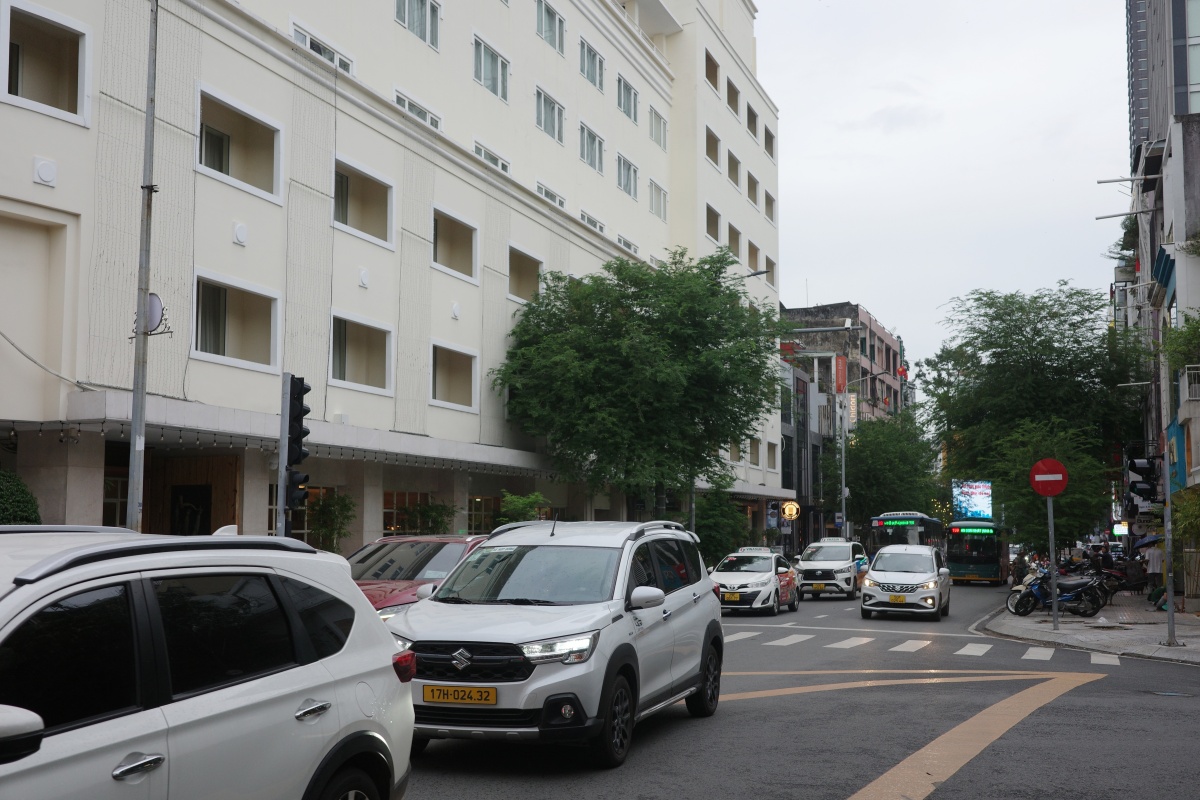 【出走。越南胡志明】胡志明市交通攻略｜隨上隨下觀光巴士、Grab叫車、胡志明市首條地鐵「都市鐵路1號線(L1)」, 輕鬆遊玩越南第一大城與經濟金融中心