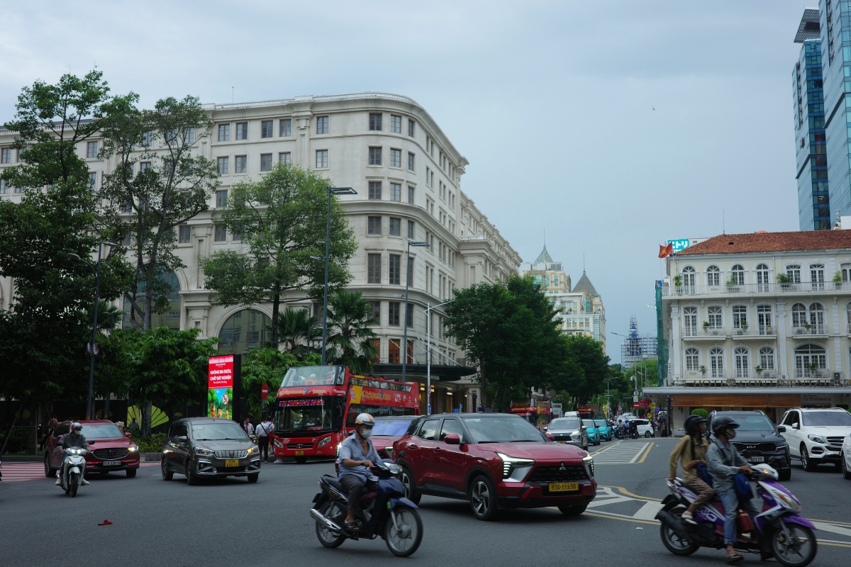 【出走。越南胡志明】胡志明市交通攻略｜隨上隨下觀光巴士、Grab叫車、胡志明市首條地鐵「都市鐵路1號線(L1)」, 輕鬆遊玩越南第一大城與經濟金融中心