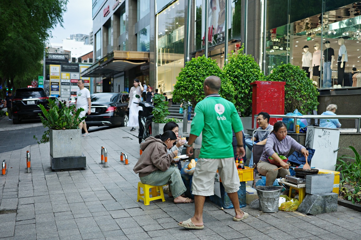 【出走。越南胡志明】胡志明市交通攻略｜隨上隨下觀光巴士、Grab叫車、胡志明市首條地鐵「都市鐵路1號線(L1)」, 輕鬆遊玩越南第一大城與經濟金融中心