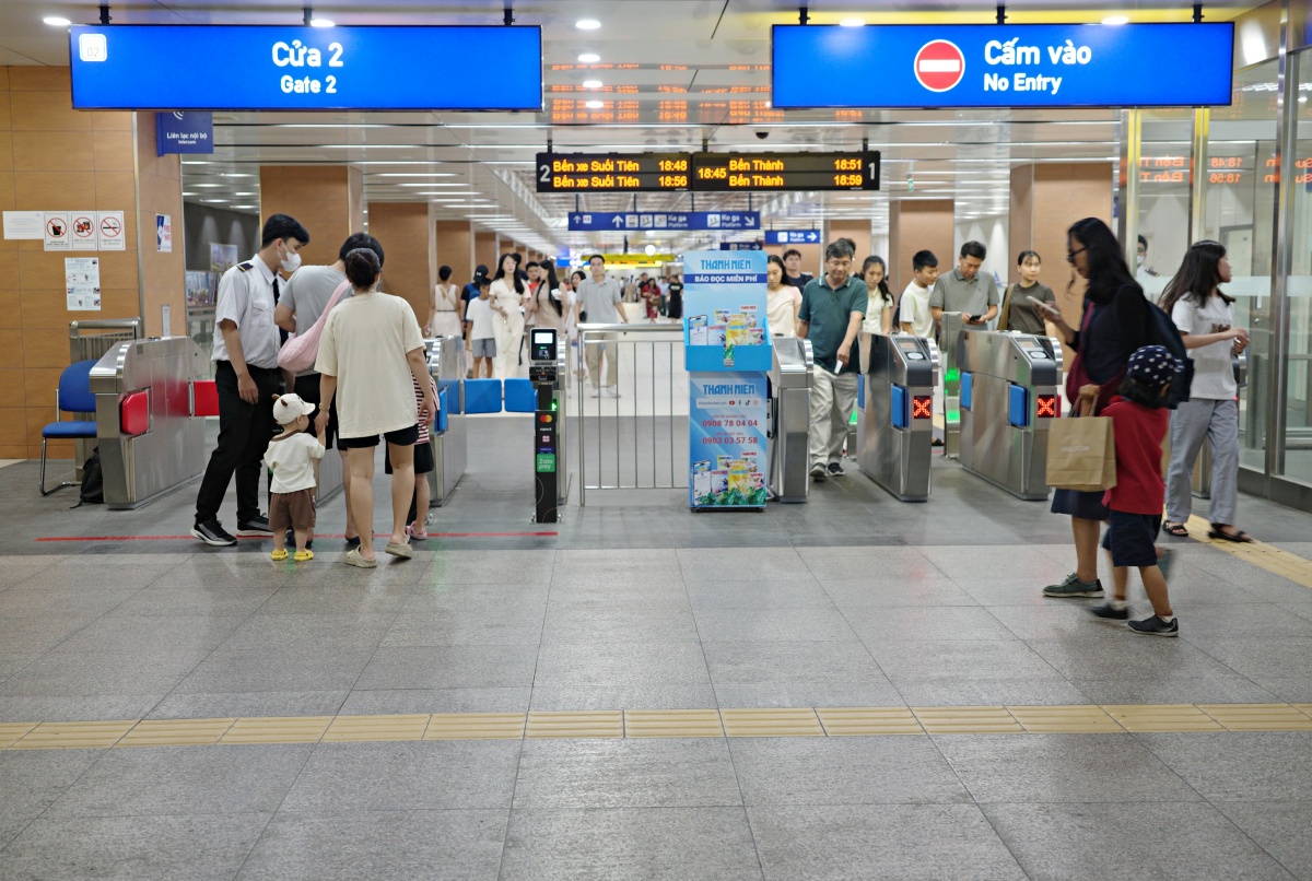 【出走。越南胡志明】胡志明市交通攻略｜隨上隨下觀光巴士、Grab叫車、胡志明市首條地鐵「都市鐵路1號線(L1)」, 輕鬆遊玩越南第一大城與經濟金融中心