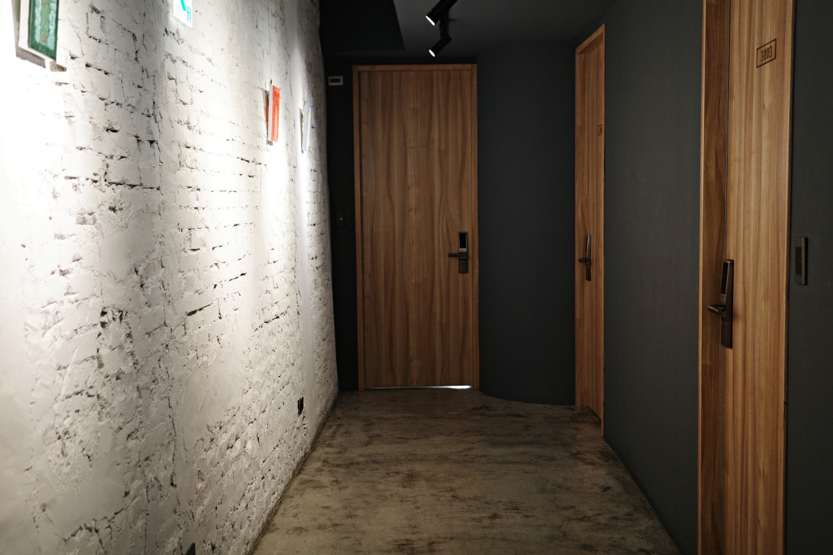 【慢旅行。基隆住宿推薦】雨島旅店(Hotel Drizzle)｜入住40年老宅改造文青旅宿 , 用散步重新認識基隆 , 步行3分鐘就到基隆廟口夜市